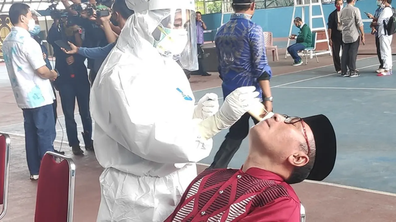 Petugas medis Covid-19 di Riau melakukan tes swab kepada salah satu warga di Pekanbaru.