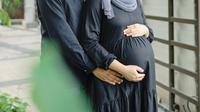 Sepasang suami istri menantikan bayi yang ada di dalam kandunga dengan berdoa (Credit: Pexels)