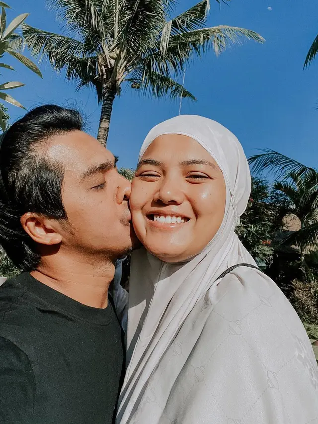 7 Potret Mesra Ricky Harun dan Herfiza, Beri Karangan Bunga saat Istri Ultah