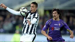 Penyerang Juventus, Alessandro Matri (kiri)  mengontrol bola dari kejaran pemain Fiorentina pada leg kedua Semifinal Coppa Italia di stadion Artemio Franchi, Italia,Rabu (8/4/2015). Juventus menang 3-0 atas Fiorentina. (AFP PHOTO/Filippo Monteforte)