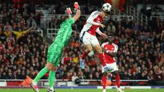 Pemain Arsenal, Kai Havertz, mencetak gol ke gawang Paris Saint-Germain (PSG) pada laga Liga Champions 2024/2025 di Emirates Stadium, Rabu (2/10/2024). (AFP/Adrian Dennis)