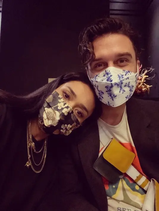 Potret menggemaskan, Adinia bersandar di bahu Michael. Keduanya mengenakan masker bermotif floral dan outfit bernuansa kehitaman. Foto: Instagram.