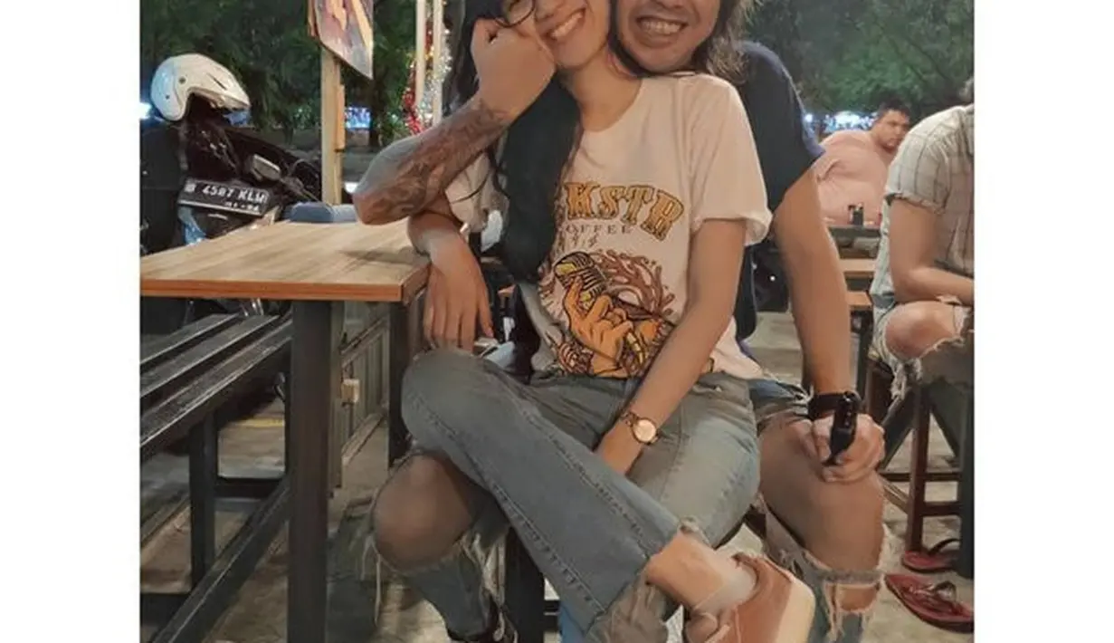 Tak sedikit netizen yang dibuat baper dengan interaksi pasangan sedang dimabuk asmara ini. Bikin gemas, ya! (instagram.com/bojes.official)
