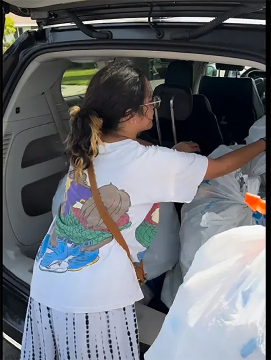 Setelah terkumpul semua, dan dipisah-pisah, mulai dari plastik, kaleng hingga berbahan kaca, Cinta lantas membawanya ke tempat daur ulang. [Instagram/king_uyakuya]