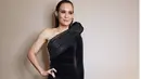 Adik mendiang Ashraf Sinclair ini berusia 43 tahun. Ia lebih tua 3 tahun dari BCL. Penampilan Aishah terlihat memesona dengan outfit serba hitam. Potret menawannya Aishah ini berhasil curi perhatian. (Liputan6.com/aishahjennifer)