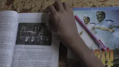 Anak-anak di Negeri Tulehu, Maluku tidak bisa dipisahkan dari sepak bola. Buku tulis bergambar bintang Real Madrid, Gareth Bale menjadi salah satu bukti kecintaan mereka. (Bola.com/Peksi Cahyo)