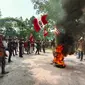 Ratusan Mahasiswa membakar ban dalam aksi demonstrasi tolak UU Cipta Kerja di Puspemkot Tangerang. (Liputan6.com/Pramita Tristiawati)