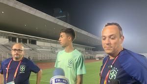 Pelatih Timnas Brasil U-17 Phelipe Leal didampingi pemain Vitor Reis (tengah) dan staf khusus Fabio Oliveira saat menjawab pertanyaan wartawan di Stadion Madya GBK, Jumat (10/11/2023) malam WIB. Phelipie Leal menilai Iran menjadi lawan terberat timnya di Grup C Piala Dunia U-17 2023. (Liputan6.com/Melinda Indrasari)