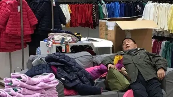 [Bintang] 6 Foto Bapak-bapak Lagi Nunggu Istri Belanja, Kasihan tapi Lucu