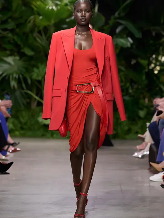 Resort perkotaan pun diaplikasikan pada desain pakaian sepeti, jas, dress, mantel, bikini, celana loose, hingga atasan bralate hingga tanktop.  Michael Kors