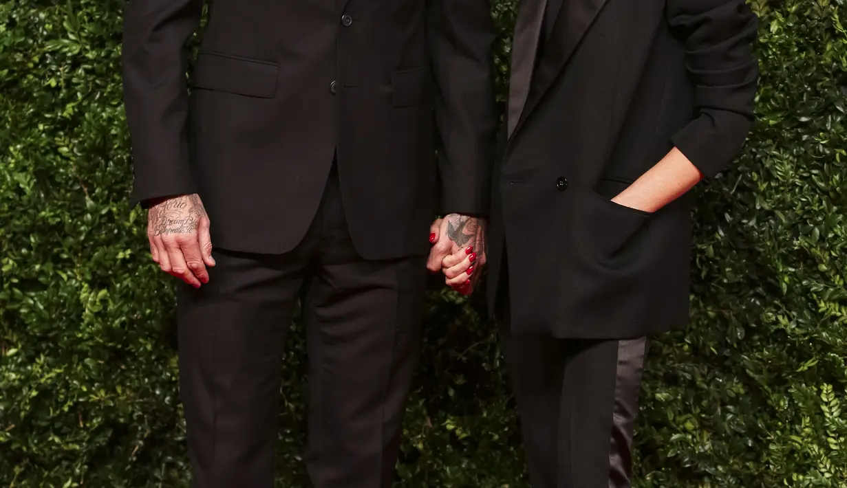 David dan Victoria Beckham biasanya tampil dengan empat orang anaknya yang selalu menjadi incaran kamera paparazi. Namun, kedua pasangan selebriti ini terlihat berdua tanpa kehadiran anak-anak nya. (AFP/JACK TAYLOR)