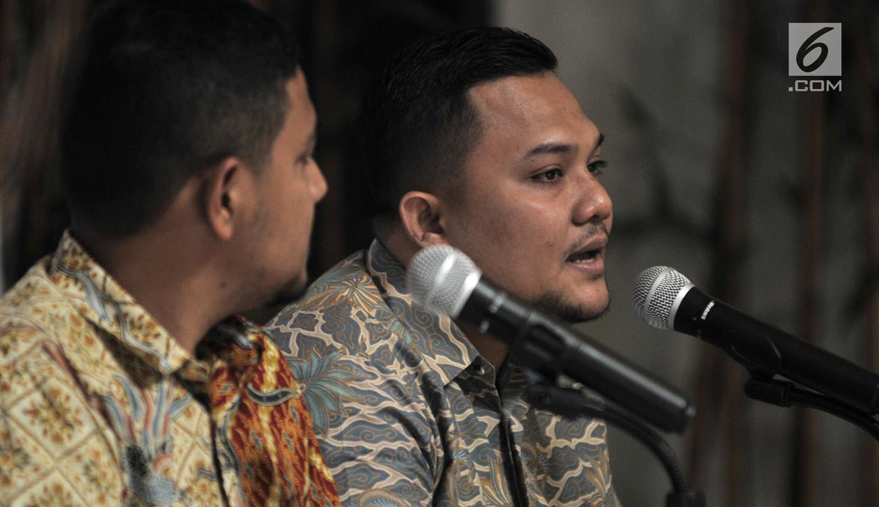 Peneliti Lingkaran Survei Indonesia (LSI) Denny JA, Rully Akbar (kanan) didampingi moderator Ikrama M saat rilis survei di Kantor LSI, Jakarta, Kamis (4/10). Margin of error LSI Denny JA kali ini sebesar 2,9 persen. (Merdeka.com/Iqbal Nugroho)