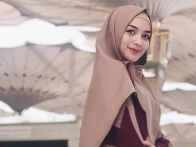 Citra Kirana merupakan salah satu selebriti Tanah Air yang menjalani Ibadah Umroh di awal Ramadan. Citra juga mengunggah sejumlah foto saat berada di Tanah Suci pada akun Instagram pribadinya. (Liputan6.com/IG/@citraciki)