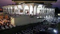 Ribuan warga dan santri dari berbagai pondok pesantren di wilayah Kediri membaca doa dan zikir di Masjid Agung Kota Kediri, Jawa Timur, Jumat (24/10/2014). Doa dan zikir tersebut untuk menyambut Tahun Baru Hijriah 1 Muharram 1436 (Antara Foto/Rudi)