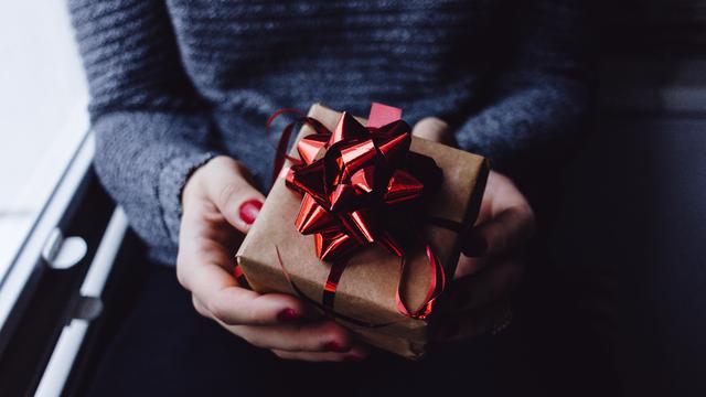 Ilustrasi kado, hari Valentine