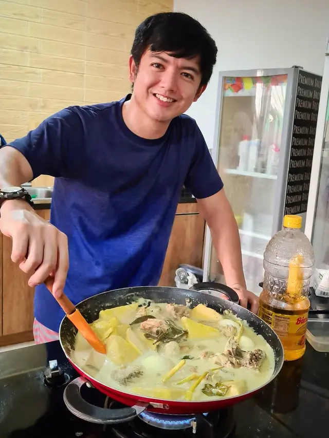 ilustrasi potret potret nicky tirta aktor suara hati istri indosiar, yang juga berkarir sebagai chef/instagram: @nickytirta