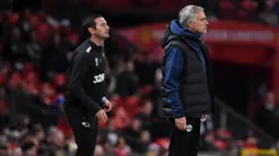Pelatih Manchester United, Jose Mourinho dan pelatih Derby County, Frank Lampard pada Piala Liga Inggris di Stadion Old Trafford, Rabu (26/9/2018). Manchester United takluk adu penalti 9-10 (2-2) dari Derby County. (AFP/Paul Ellis)