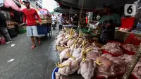 Lapak pedagang ayam potong yang berjualan di Pasar Tradisional Kebayoran, Jakarta Selatan, Senin, (5/9/2022). Pembeli mengeluhkan harga-harga bahan pangan yang mulai naik hari ini, atau 2 hari setelah Presiden Joko Widodo (Jokowi) mengumumkan kenaikan harga bahan bakar minyak (BBM) jenis pertalite, solar, dan pertamax. (Liputan6.com/Johan Tallo)