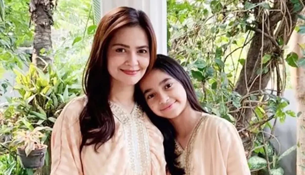 Cut Tari memiliki anak yang masuki usia remaja bernama Sydney Azkassyah Yusuf. Sydney tumbuh jadi remaja cantik seperti sang ibu. Saat ini Sydney berusia 16 tahun dan saat tampil kompak dengan Cut Tari penampilannya curi perhatian. (Liputan6.com/IG/cuttaryofficial)