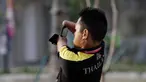 Atlet Asian Para Games memotret suasana di Wisma Atlet, Kemayoran, Jakarta, Rabu (03/10/2018). Menjelang sore hari, para atlet melakukan berbagai aktifitas mulai dari berolahraga, memotret, bermain biliar hingga keliling wisma. (Bola.com/M Iqbal Ichsan)