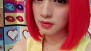 Foto selfie Angel Karamoy ketika ia memakai rambut palsu berwarna merah serta lipstik warna senada. Bintang sinetron ‘Bidadari’  ini tampak imut dengan rambut merah pendek. (via instagram/@realangelkaramoy)
