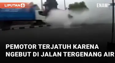 Kejadian tidak terduga dialami oleh pemotor ketika melewati jalan tergenang air dengan ngebut