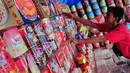 Seorang pedagang merapikan kue kering Lebaran di Jl Raya Bogor Km 26, Jakarta, Minggu (20/7/14). (Liputan6.com/Faizal Fanani)
