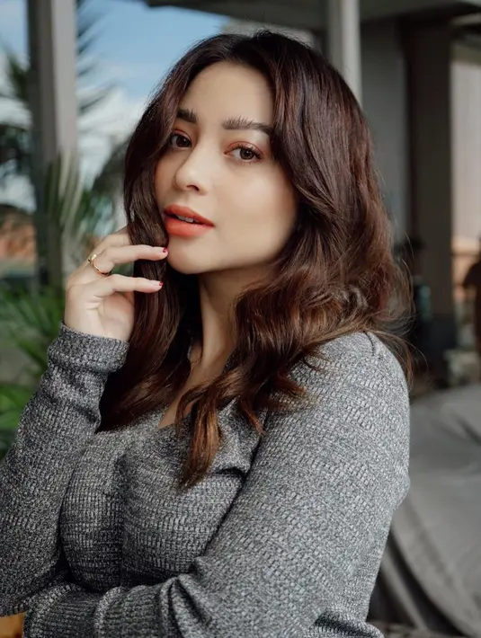 Knitwear yang nyaman dan hangat dalam makeup semburat orange dan cokelat bronze (Foto: Instagram @nikitawillyofficial94)