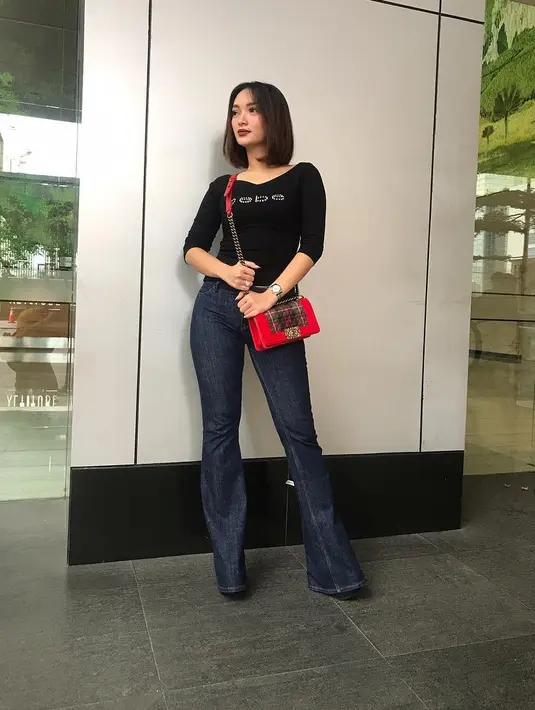 Gaya kasual Zaskia seperti ini makin  menggoda dengan polesan lipstick berwarna bold di bibirnya. Tidak berlebihan, namun gaya wanita yang satu ini tetap mewah seperti biasanya. (Instagram/zaskia_gotix)