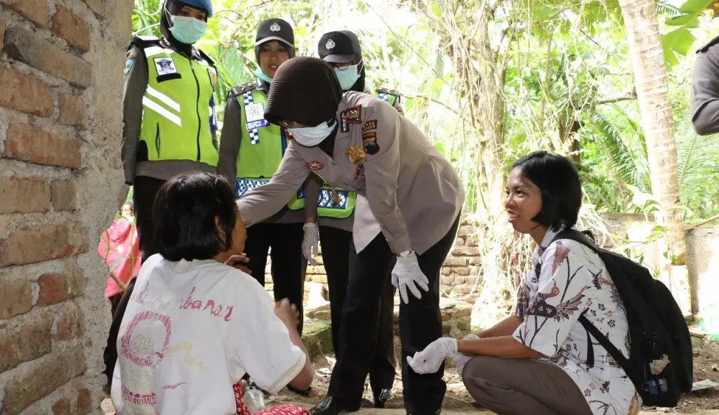 Kapolres Kebumen AKBP Titi Hastuti bercengkerama dengan seorang pasien Mbah Marsiyo. (Foto: Liputan6.com/Muhamad Ridlo/Polres Kebumen).