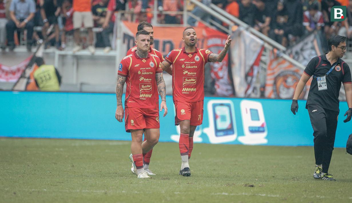 Pemain Persija Jakarta, Gustavo Almeida merayakan golnya dengan penonton yang hadir pada laga pekan terakhir BRI Super League 2025/2026 pada Sabtu (23/5) sore WIB. (Bola.com/Abdul Aziz)