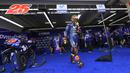 Pebalap Movistar Yamaha, Valentino Rossi, berjalan usai sesi latihan MotoGP Aragon di Sirkuit Aragon, Spanyol, Sabtu (21/9/2018). Pada sesi latihan ini, pria Italia itu hanya menduduki posisi kesembilan. (AFP/Jose Jordan)