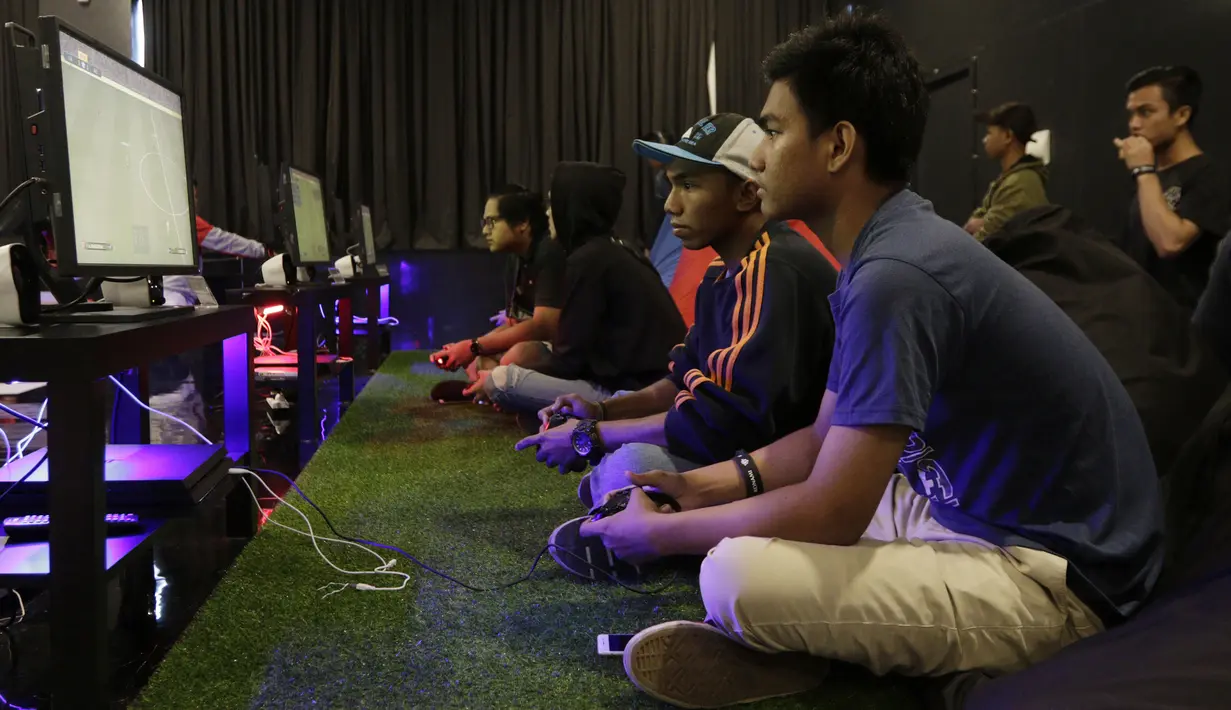 Sejumlah peserta mengikuti laga penyisihan seleksi Liga 1 PES Series Jakarta di Pluit, Jakarta, Sabtu, (19/1). Nantinya pemenang akan mewakili Indonesia di ajang Liga 1 PES Asia di Thailand. (Bola.com/M. Iqbal Ichsan)