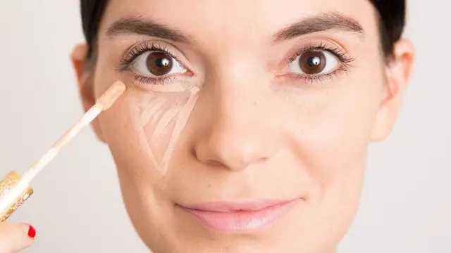 Malu Ya Punya Garis Halus di Wajah? Kamu Hanya Butuh Makeup Kok