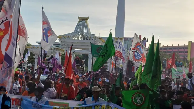 Aksi ribuan buruh memperingati May Day di Kota Surabaya. (Istimewa)