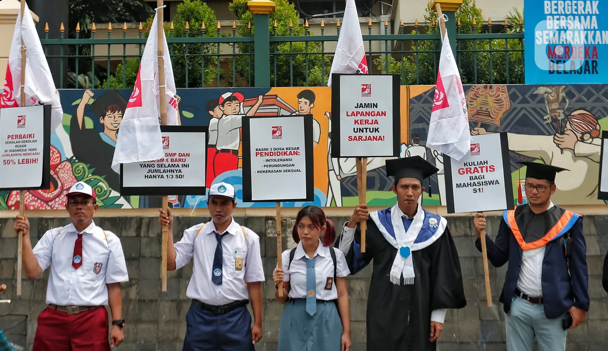 Sejumlah politikus Partai Solidaritas Indonesia (PSI) menggelar aksi simpatik dan edukatif di depan Kantor Kementerian Pendidikan, Kebudayaan, Riset, dan Teknologi (Kemendikbudristek), Jakarta, Selasa (2/5/2023). (Liputan6.com/Angga Yuniar)
