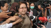 Pengacara Elza Syarief memberi keterangan kepada awak media usai menjalani pemeriksaan di KPK, Jakarta, Senin (17/4). Elza diperiksa sebagai saksi untuk tersangka Miryam S Haryani terkait kasus korupsi e-KTP. (Liputan6.com/Helmi Afandi)