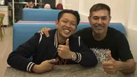 Komedian sekaligus Youtuber, Bayu Eko Moektito (kiri) berpose bersama legenda voli Indonesia, Pascal Wilmar (kanan) di salah satu restoran di kota Palembang, Jumat (3/8/2018). (Bola.com/Reza Bachtiar)
