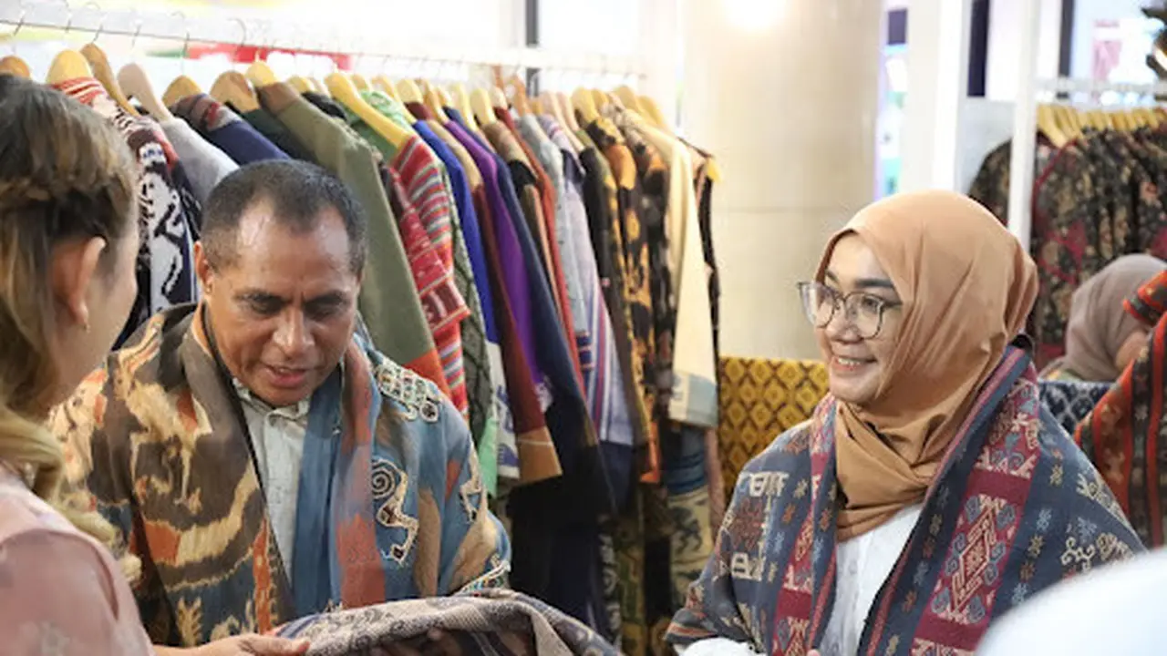 Pesona Tenun dan Bordir UMKM Binaan KAI Daop 1 Jakarta Memikat Pengunjung Parade Wastra Nusantara 2025