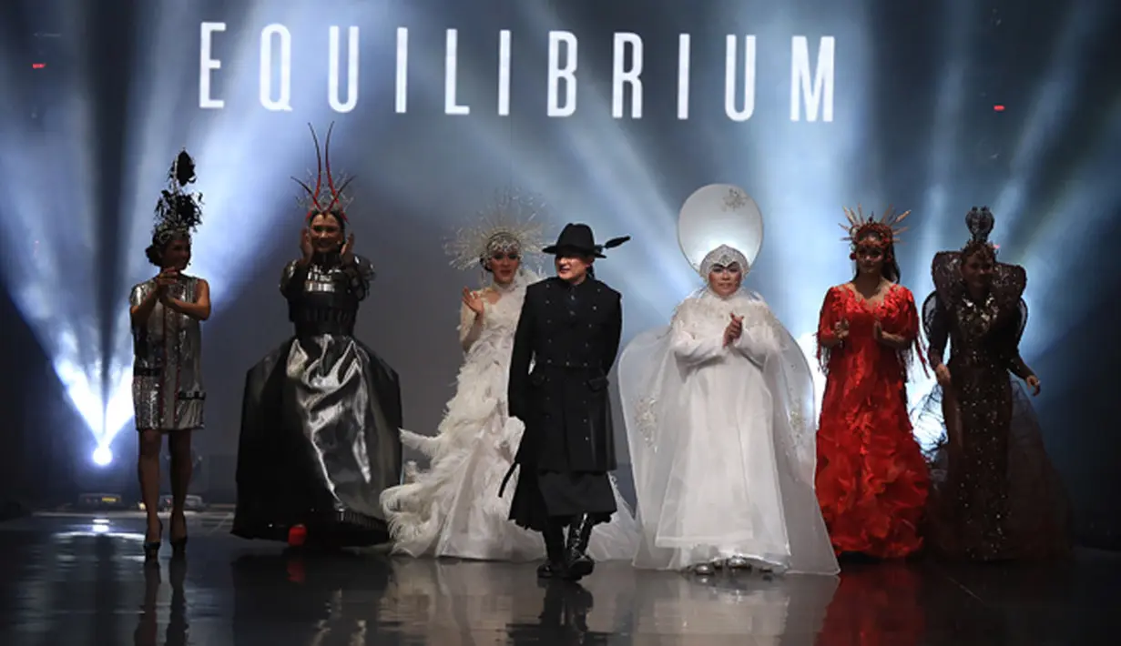 Tidak sendirian, di panggung EQUILIBRIUM: Rinaldy Yunardi x Absolut Elyx, Rossa juga tampil bersama diva Indonesia lainnya seperti Krisdayanti, Melly Goeslaw, Titi DJ, Syahrini, Andien dan yang lainnya. (Deki Prayoga/Bintang.com)