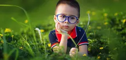 Ilustrasi anak pakai kacamata. (dok. Pixabay.com/LichDinh)