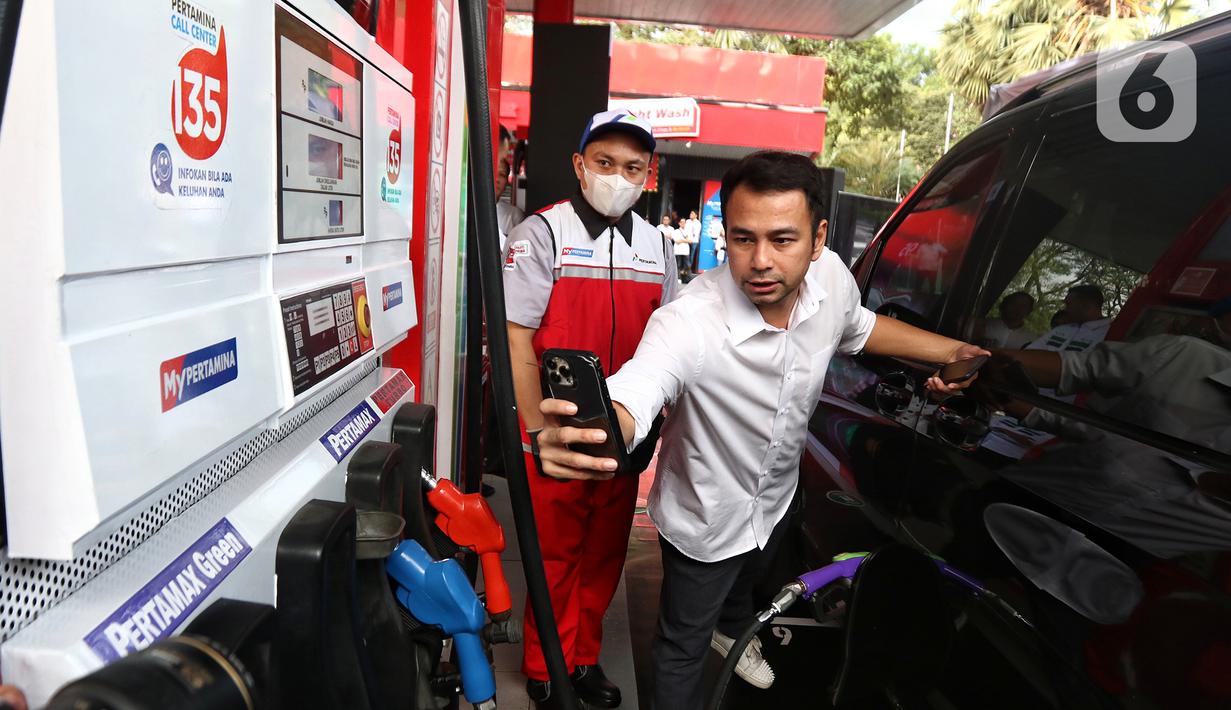Raffi Ahmad saat mengisi BBM jenis Pertamax Green di SPBU, MT Haryono, Jakarta, Senin (24/7/2023). (Liputan6.com/Angga Yuniar)