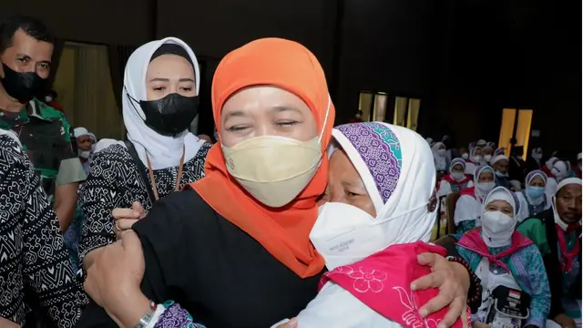 Khofifah memeluk  jemaah haji Jatim  yang tiba di Surabaya. (Dian Kurniawan/Liputan6.com)