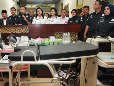 Reskrimsus Polda Metro Jaya memberikan keterangan usai menggerebek dua buah klinik aborsi ilegal di kawasan Cikini, Jakarta, Rabu (24/2). Sebanyak 9 orang diduga pelaku diamankan dari klinik yang sudah beroperasi 5 tahun itu (Liputan6.com/Gempur M Surya)