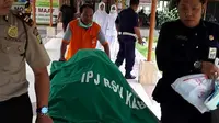 Satu korban luka kebakaran pabrik kembang api di Tangerang, meninggal dunia. (Liputan6.com/Pramita Tristiawati)