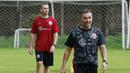 Pelatih Persija Jakarta, Thomas Doll, memimpin sesi latihan setelah masa jeda kompetisi di Nirwana Park, Sawangan, Jawa Barat, Rabu (4/1/2023). (Bola.com/M Iqbal Ichsan)
