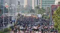 Suasana aktivitas warga di area Car Free Day kawasan MH Thamrin, Jakarta Pusat, Minggu (19/8). Kawasan di sepanjang Thamrin kini lebih luas dan nyaman untuk warga melakukan kegiatan CFD setelah mengalami penataan trotoar. (Merdeka.com/ Iqbal S. Nugroho)