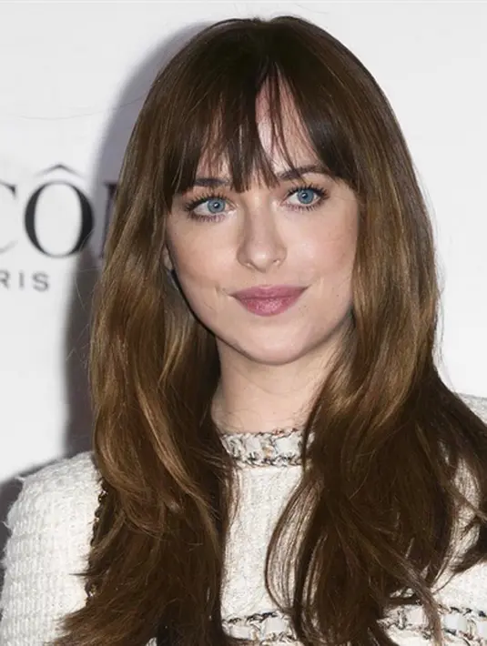 Sebelum diisukan bersama Chris Martin, Dakota Johnson dikabarkan dekat dengan Jon Hamm. Keduanya terlihat sedang hangout bareng di Kingside in the Viceroy Central Park hotel. Bahkan, mereka juga makan malam bareng. (Instagram/dakotajohnson)