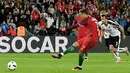 Striker Portugal, Cristiano Ronaldo, saat melakukan tendangan penalti ke gawang Austria pada laga kedua Grup F Piala Eropa 2016 di Parc des Princes, Minggu (19/6/2016) dini hari WIB. (AFP/Francisco Leong)