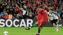 Striker Portugal, Cristiano Ronaldo, saat melakukan tendangan penalti ke gawang Austria pada laga kedua Grup F Piala Eropa 2016 di Parc des Princes, Minggu (19/6/2016) dini hari WIB. (AFP/Francisco Leong)